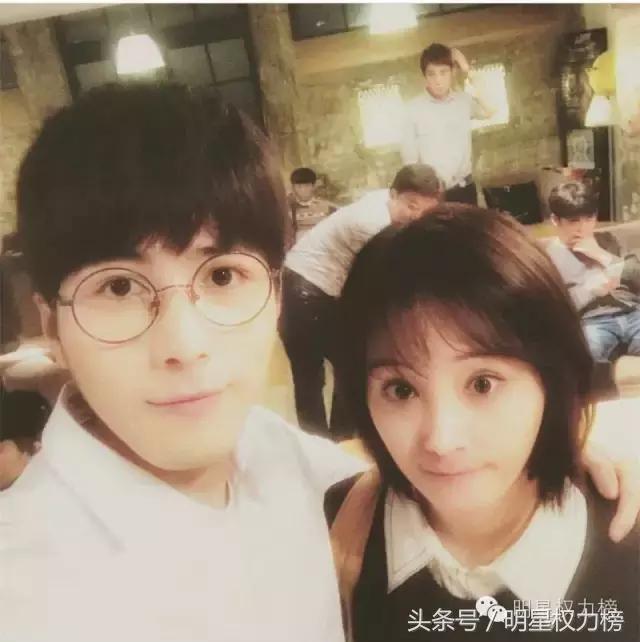 明星自拍除了卖萌还会搞怪！鹿晗TFBOYS教你自拍的正确姿势