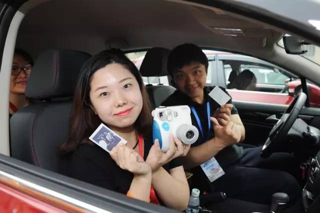 你先镇定一下,我们要在野生动物园里开车了