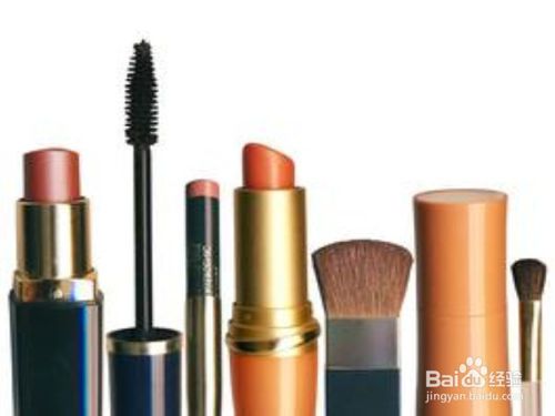 外国小哥直播毁掉女友的化妆品,怎么样毁掉一个女生