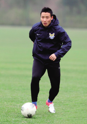 高温踢球注意什么,冬天足球踢球注意事项