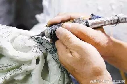 玉器手工雕刻和机器雕刻,机器雕刻玉器痕迹放大图