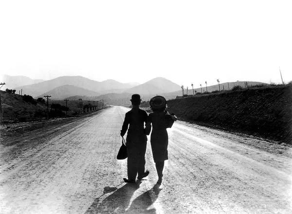 不刻意的黑白,亦成就了色彩斑斓