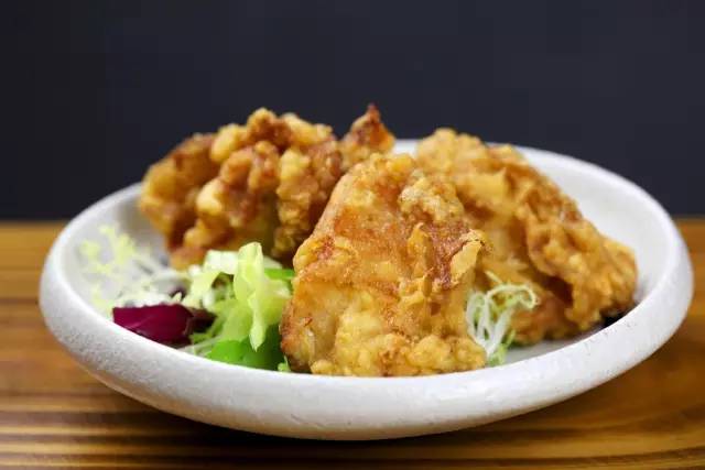 板桥路上藏着杭城独一份的“三文鱼美白锅”，竟是神户女孩天天喝的“美人骨汤”！