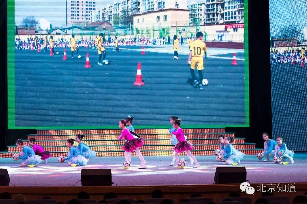 西班牙足球外教,每人一个足球