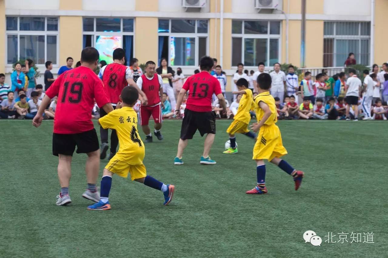 西班牙足球外教,每人一个足球