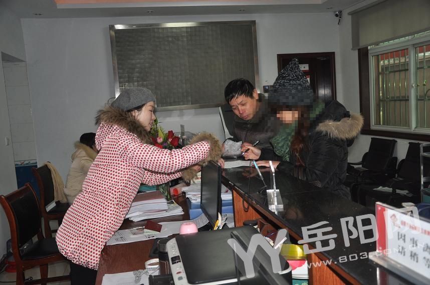 肚子一天天变大，三关联社区抢着“踢皮球”记者出面协调引重视，孕妇欣喜拿到准生证