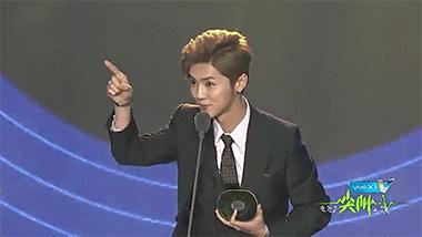 刘诗诗和吴奇隆上台领奖对视,陈赫吴奇隆