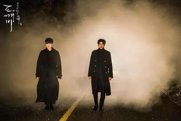 900岁鬼叔与人类少女、地狱使者互撩，绝逼年度最佳韩剧