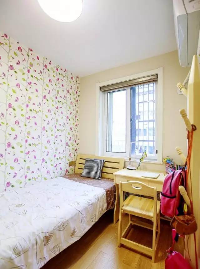 电视隔断墙现代轻奢小户型,客厅与餐厅隔断双面电视柜图