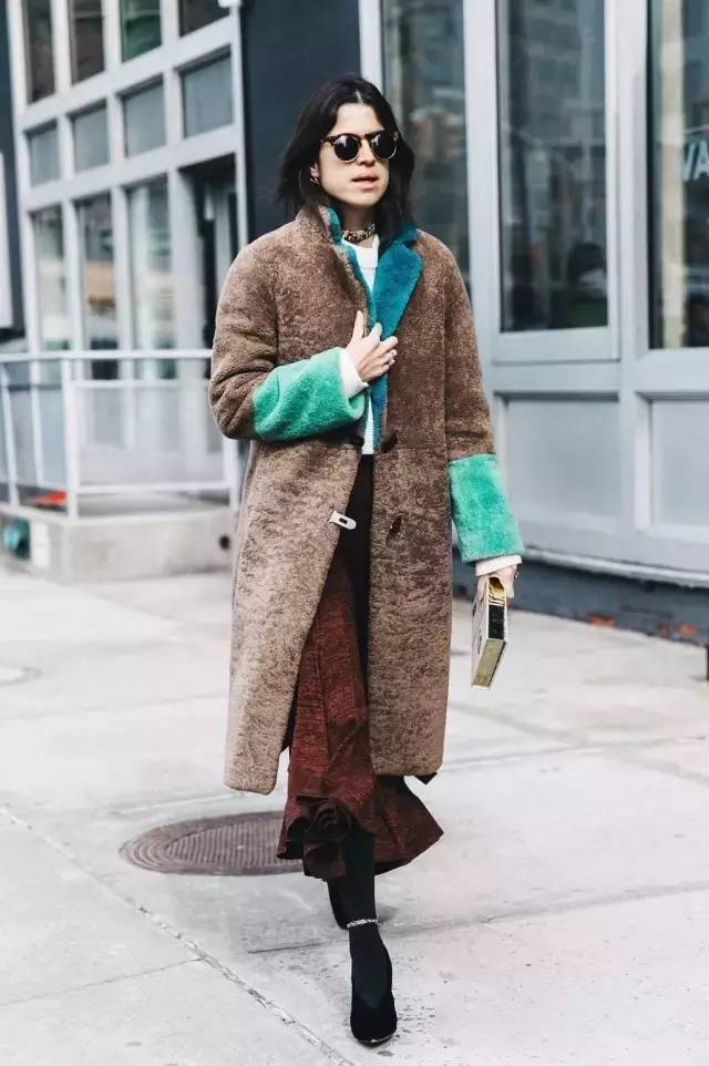 驼色羊羔毛外套搭配什么裤子好看 (低领羊羔毛外套搭配什么围巾合适)