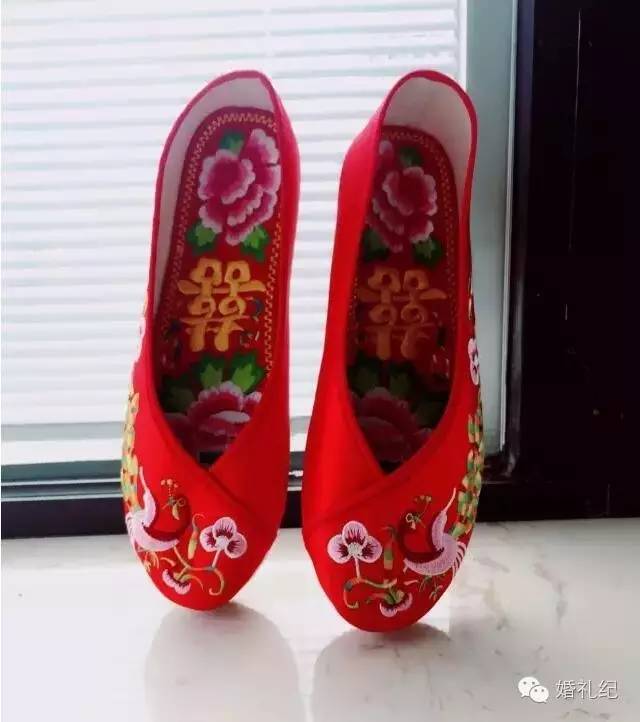 穿秀禾服婚鞋一定要红色的吗,穿秀禾服结婚很丢人吗