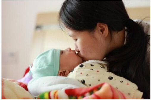 爱宝宝除了亲还有什么表达方式,抱抱和亲亲表达爱意的方式