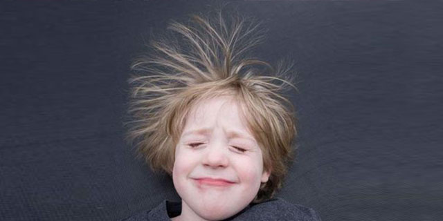 衣服起静电粘碎头发怎么办,头发衣服静电