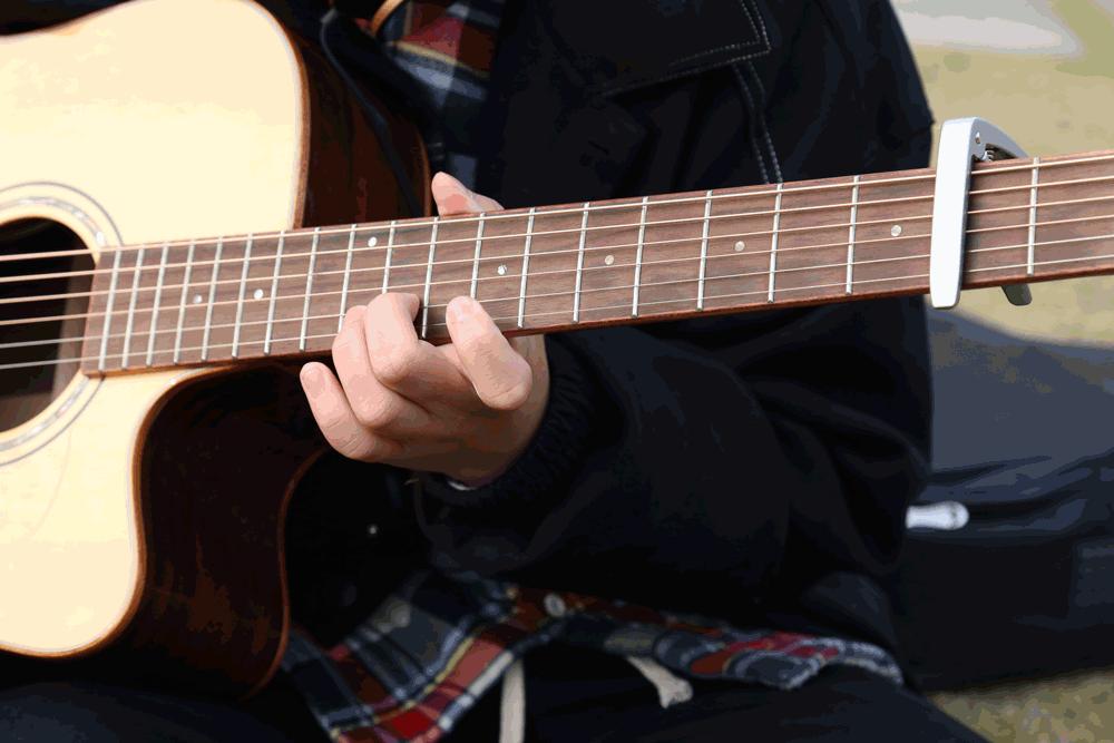 会弹吉他的男生真的很加分吗,会弹吉他学习好的男生