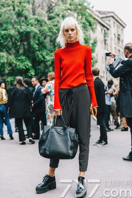 小白鞋松糕鞋搭配连衣裙,松糕鞋时尚配纱裙