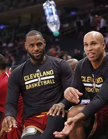 扔水瓶如何扔到更稳教程,扔水瓶挑战教程