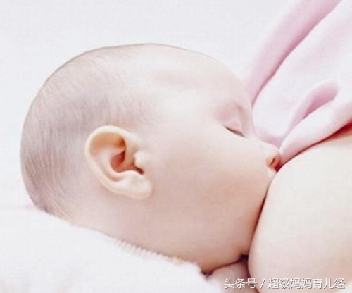 两个月的宝宝喝奶边吃边睡,婴儿吃着奶边吃边玩