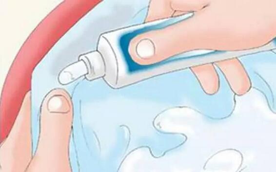 羽绒服炒菜沾上油怎么清理,生活小妙招羽绒服清洗