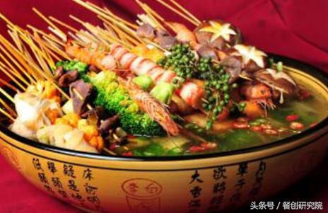 48阿姨大学门口做麻辣烫女学生天天排队引来大老板合伙开店