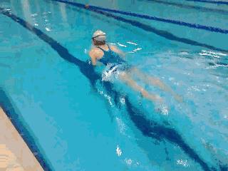 仰泳与蛙泳哪个对颈椎更好,蛙泳会不会加重颈椎反弓