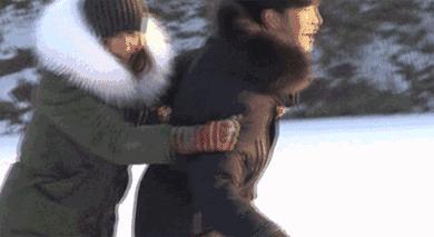 江疏影和戚薇的穿衣搭配,江疏影戚薇同款