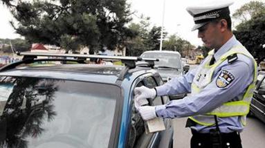 开车刮到人该怎么处理,开车刮了路边车自己走了怎么处理