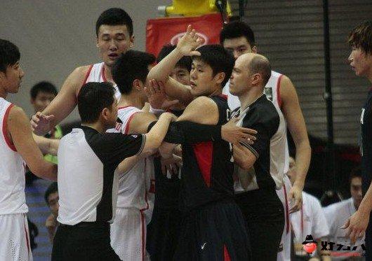 该出手时就出手，打球不行就打架，男篮在国际赛场的*力暴**事件