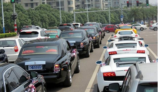 街头偶遇五菱宏光mini结婚车队,偶遇土豪结婚上亿车队来袭