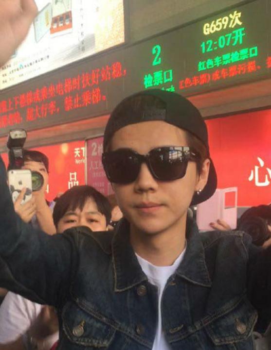 葛优出国都坐火车吗,葛优坐飞机去欧洲