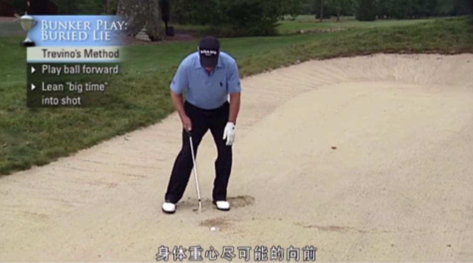 沙坑球最简单的击球方法,斜坡球挥杆技巧