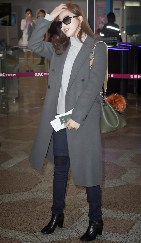 韩国女明星机场照皮衣,韩国女明星同款阿迪达斯