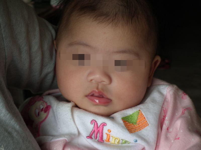 快八个月的宝宝吐奶怎么回事,八个多月的宝宝吐奶什么原因