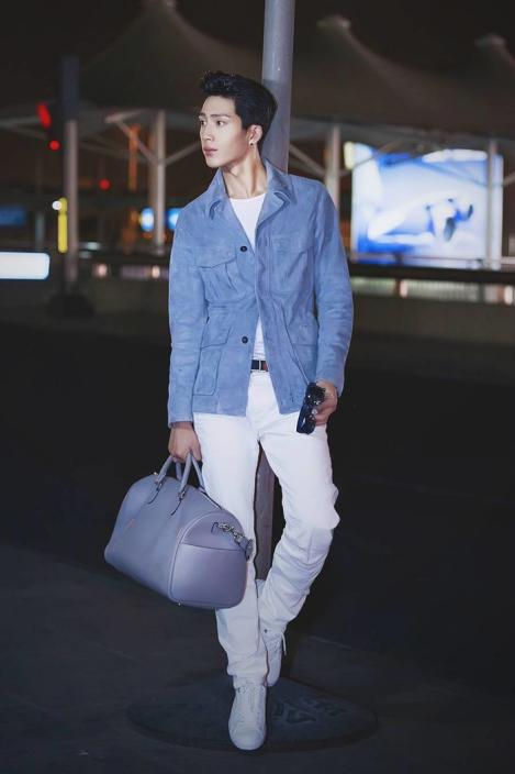 井柏然随性自然,井柏然帅气走步