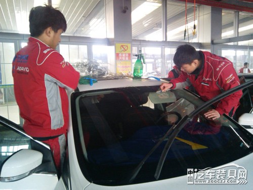 汽车冬天贴膜可以开空调吗,冬季汽车车窗可以贴膜吗