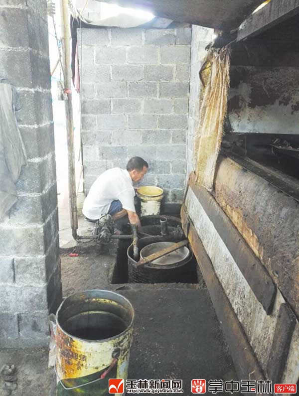 成均炼油黑作坊已被勒令停业所炼猪油未发现用在食品行业