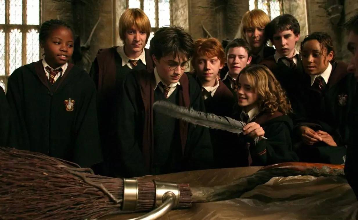 美国妹子表达对英国的羡慕嫉妒和爱：他们有哈利·波特，我们只有暮光之城