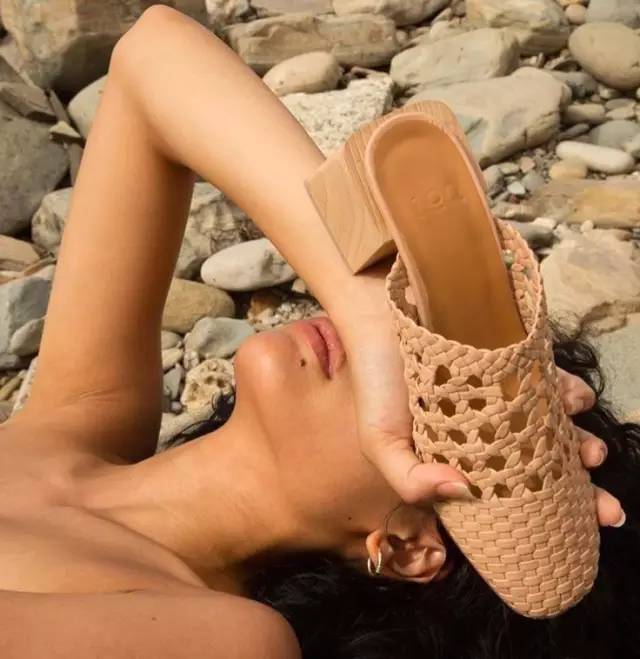 潮范十足的休闲鞋出行时尚两不误,盘点五款适合日常穿搭的时尚潮鞋