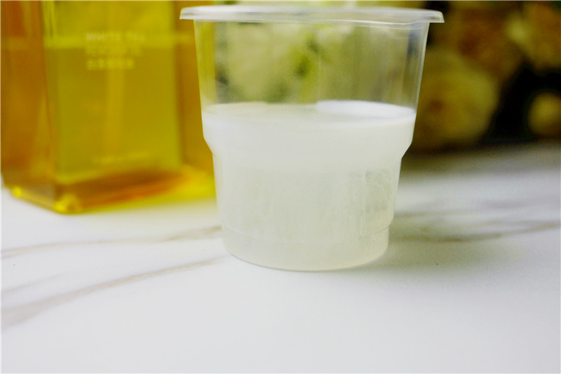 凡茜卸妆油和梦妆卸妆油哪个好,凡茜卸妆油干皮