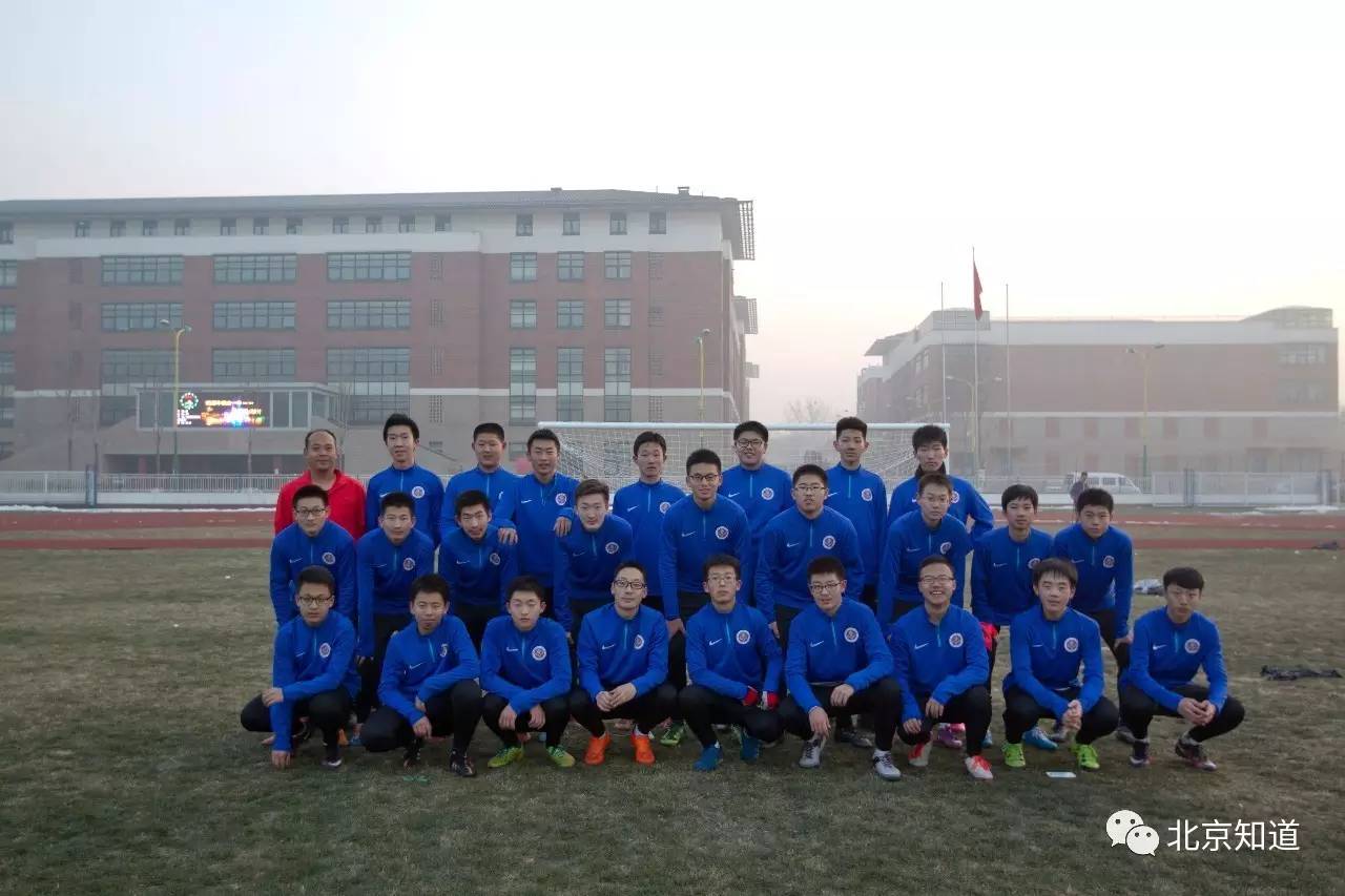 热烈祝贺我校足球代表队喜获佳绩,小学足球队挺进全市8强