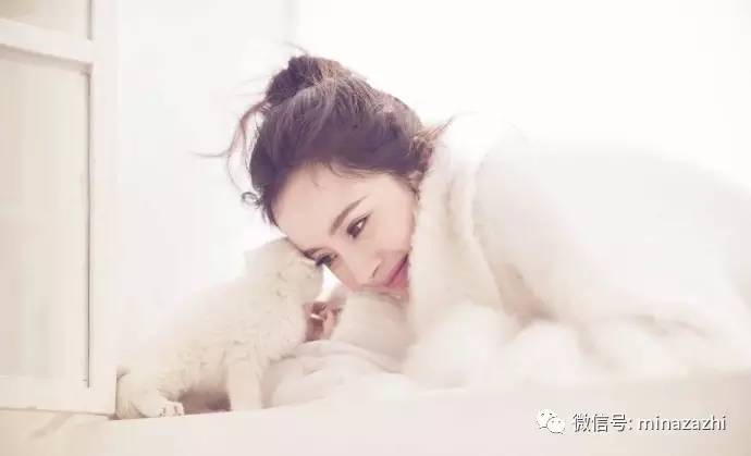 杨幂冬款lv羽绒服,杨幂冬日宽松毛衣