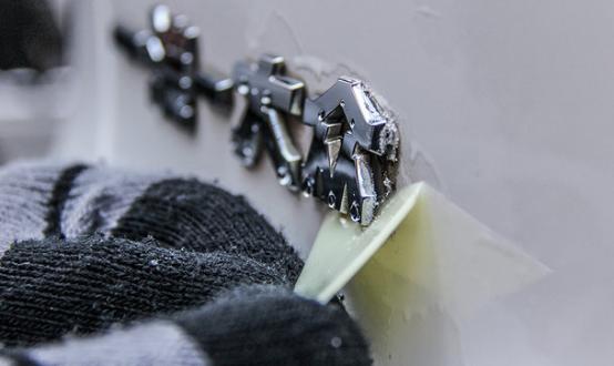 去除车尾标,生活小妙招去除车上的痕迹