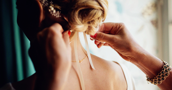 女友答应嫁他却死活不愿办婚礼，她继父的一个日记本揭开隐情