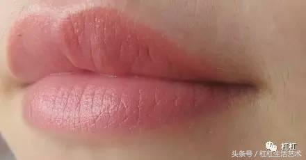 大牌口红与平价口红的区别,用完大牌口红再用平价口红