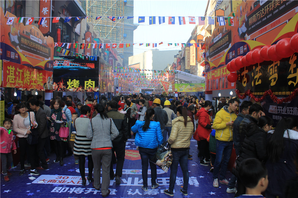 万人空巷！明星、美食、豪车，塞满柳南万达金街