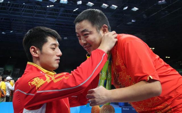 张继科夺冠后跪谢父母视频,张继科感谢刘国梁