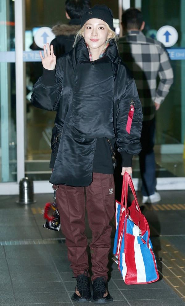 韩国女明星机场照皮衣,韩国女明星同款阿迪达斯