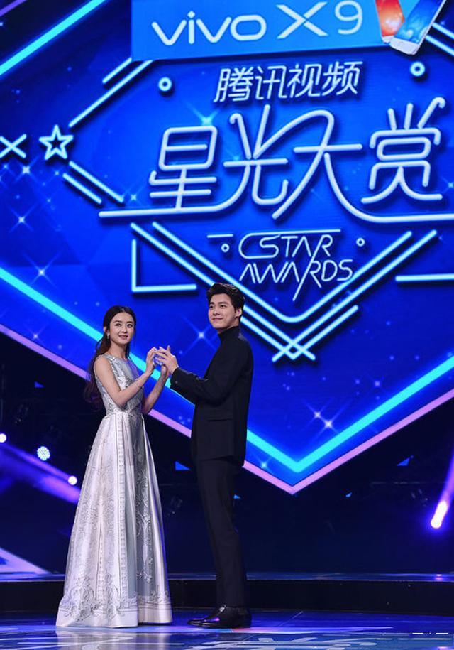 赵丽颖和李易峰同台甜蜜互动,赵丽颖李易峰一起领奖互相表白