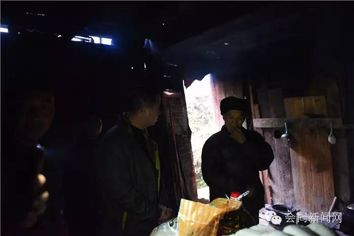 会同:昨天,欧阳海峰到道德模范家里检查年货