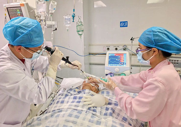 香蕉误入气管意外事件,大蒜误入气道八旬老人险丧命