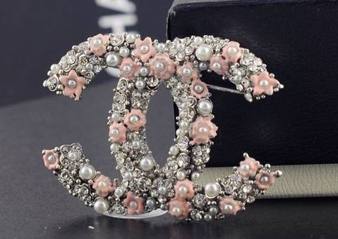 驼色大衣戴胸针,黑色大衣适合戴的胸针